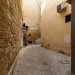 Ci dirigiamo prima alle spalle del palazzo incamminandoci sulla stretta strada Incuria...